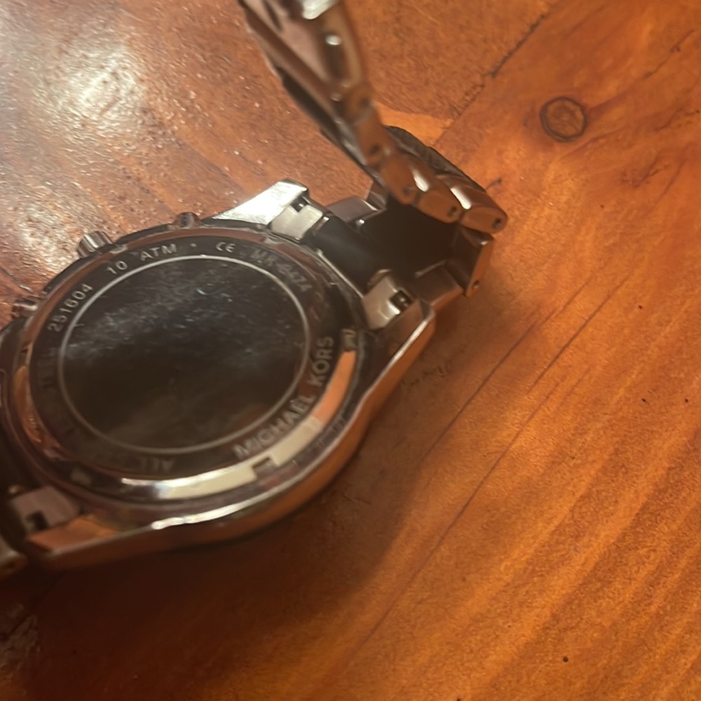 Mens Michael Kors watch. Authentic. Needs battery. Good condition - Picture 3 of 3